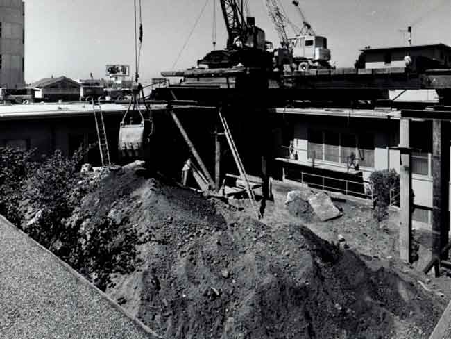 Tower construction on top of existing Oakland hospital, 1969