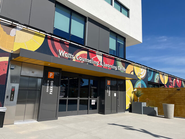 Entrance picture of the Kaiser Permanente Watts Counseling and Learning Center.